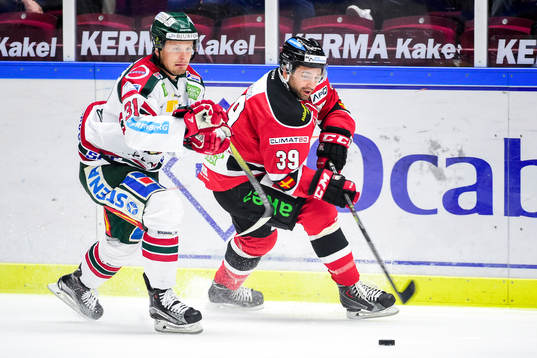 Frölundas Nicklas Lasu  och Malmö Redhawks Eric Himelfarb