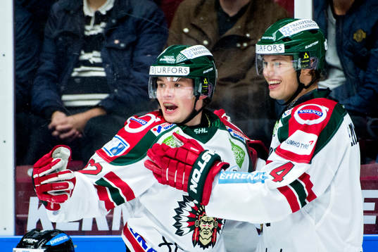 Frölundas Artturi Lehkonen jublar med Jacob Larsson