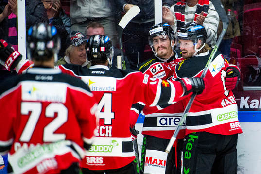Malmö Redhawks Peter Mueller (vänd mot kameran) kramas om
