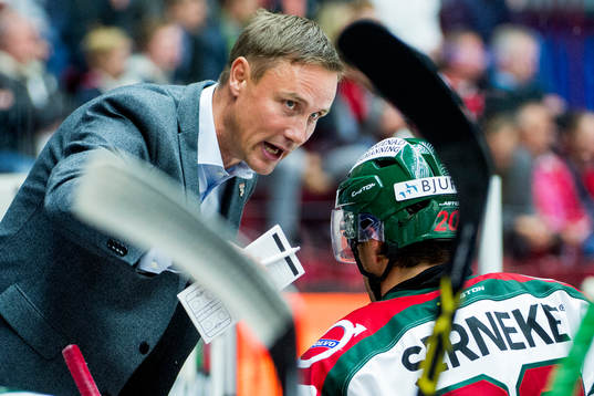 Frölundas tränare Roger Rönnbergi dialog med Joel