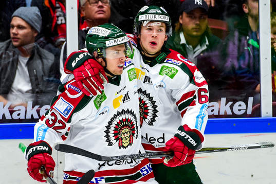 Frölundas Lukas Bengtsson och Oscar Fantenberg jublar