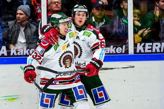 Frölundas Lukas Bengtsson och Oscar Fantenberg jublar