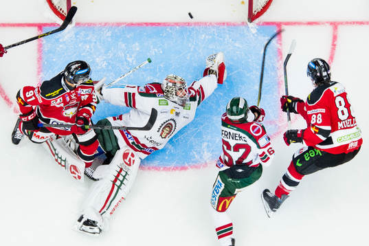 Malmö Redhawks Peter Mueller (th) gör 1-2 bakom