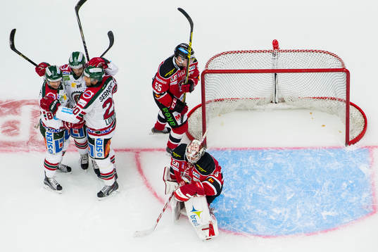 Frölundas spelare firar Artturi Lehkonen gjort 0-2