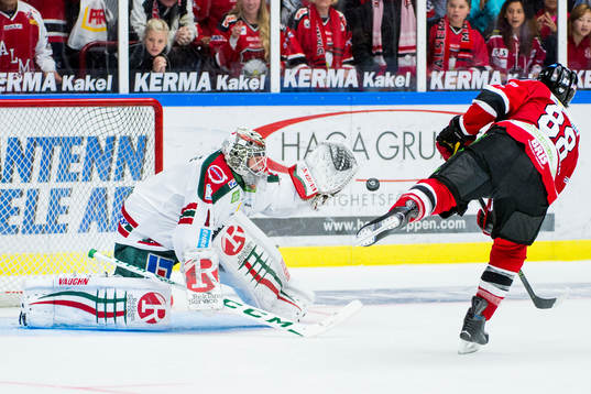 Malmö Redhawks Peter Mueller skjuter mot Frölundas