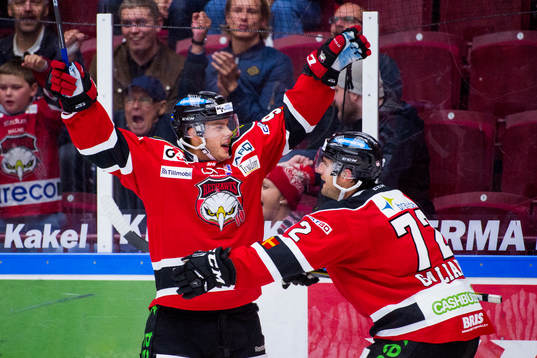 Malmö Redhawks Björn Svensson kramas om av TJ Galiardi