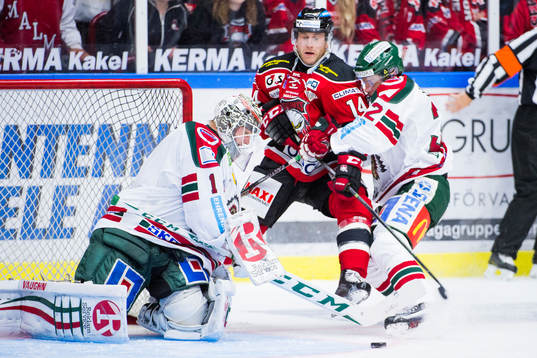 Malmö Redhawks Derek Meech stoppas framför målvakt Lars