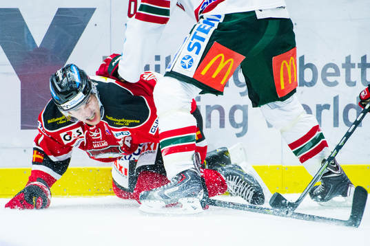 Malmö Redhawks Nils Andersson ligger på isen