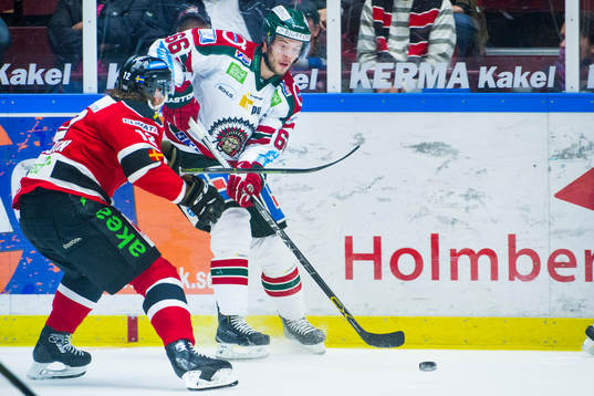 Frölundas Oscar Fantenberg bevakas av Malmö Redhawks
