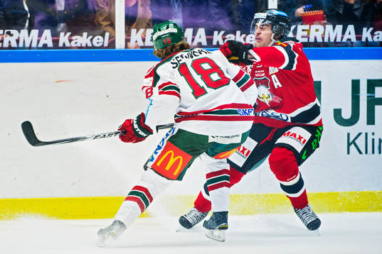 Frölundas John Dahlström tacklar Malmö Redhawks Nils