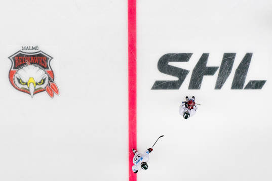 Spelare värmer upp på isen över Malmö Redhawks och SHLs