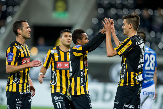 Häckens Alexander Jeremejeff jublar ihop med Nasiru
