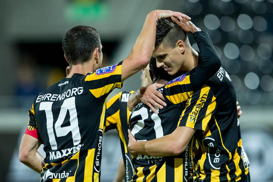 Häckens Alexander Jeremejeff jublar ihop med Nasiru