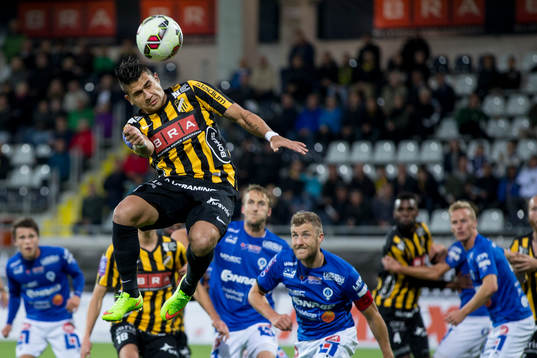 Häckens Paulo De Oliveira nickar på en hörna