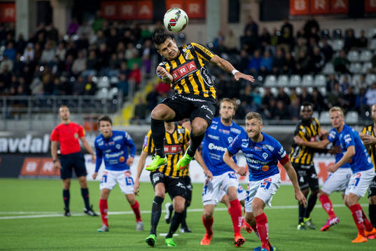 Häckens Paulo De Oliveira nickar på en hörna