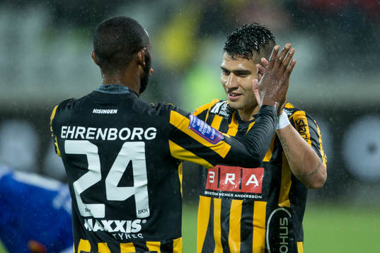 Häckens René Makondele jublar ihop med Paulo De Oliveira