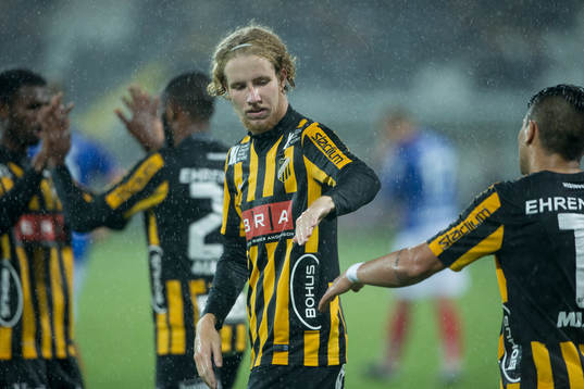 Häckens Samuel Gustafson jublar ihop med Paulo De Oliveira