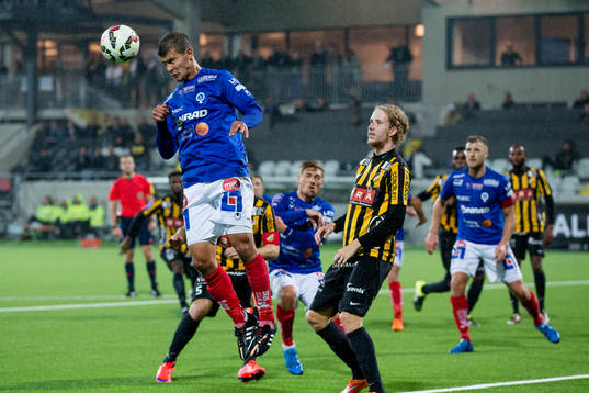 Åtvidabergs Mauricio Albornoz nickar undan bollen före