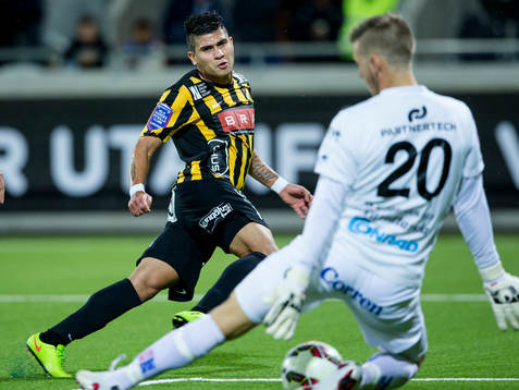 Häckens Paulo De Oliveira skjuter ett skott som