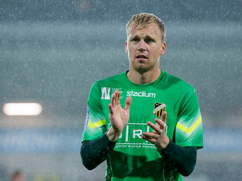 Häckens målvakt Peter Abrahamsson tackar klacken