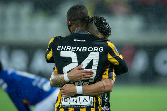Häckens René Makondele jublar ihop med Paulo De Oliveira