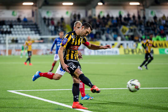 Häckens Martin Ericsson skjuter ett skott