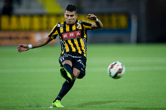 Häckens Paulo De Oliveira skjuter en frispark