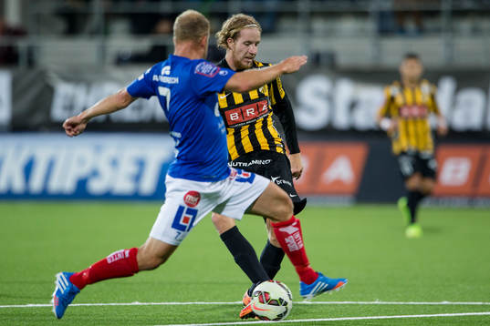 Häckens Samuel Gustafson skjuter ett skott