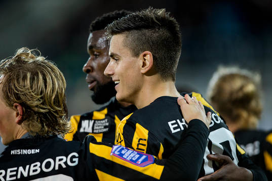 Häckens 1-0 målskytt klappas om av Joel Andersson och