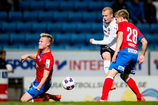 Örebros Daniel Gustavsson testar skott mot Helsingborgs