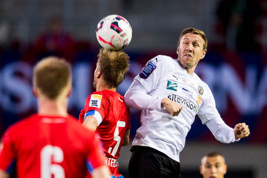 Helsingborgs Johan Mårtensson i nickduell med Örebros