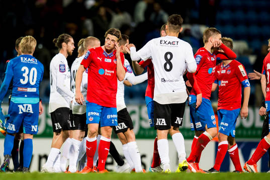 Helsingborgs Carl Johansson deppar när spelarna tackar