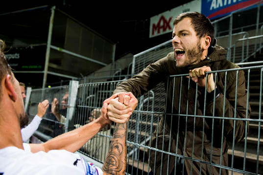Örebro supporter jublar med en spelare