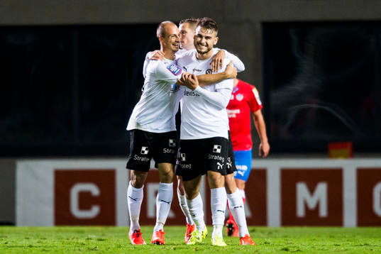 Örebros Pär Eriksson och Astrit Ajdarevic jublar