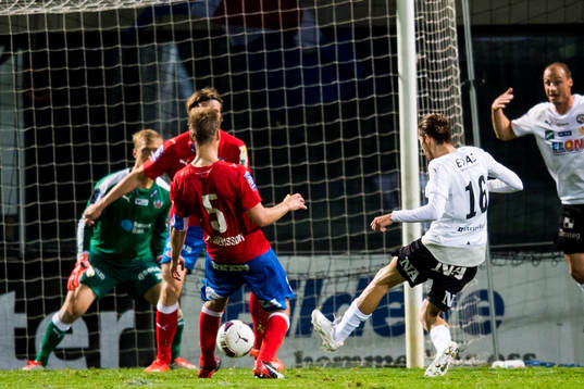 Örebros Daniel Nordmark gör 0-2 bakom Helsingborgs