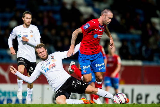Örebros Christoffer Wiktorsson tacklar mot Helsingborgs