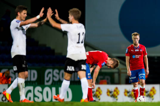 Örebros spelare jublar samtidigt som Helsingborgs Johan