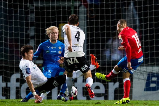 Helsingborgs Jordan Larsson med avslut mot Örebros