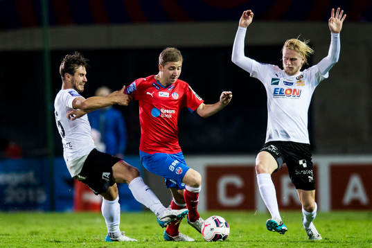 Örebros Nordin Gerzic och Karl Holmberg mot Helsingborgs