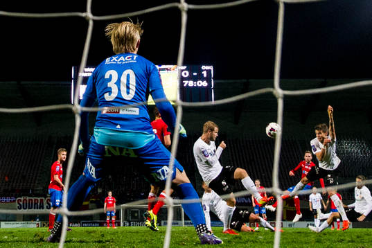Helsingborgs Arnór Smárason testar skott mot Örebros