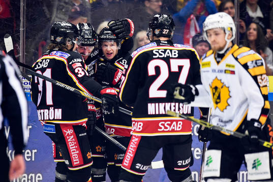 Luleås Jan Sandström och Toni Rajala jublar