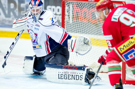 Linköpings Marcus Högberg och Modos Byron Ritchie