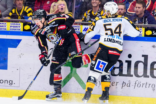 Luleås Johan Forsberg tacklar Skellefteås Anton Lindholm