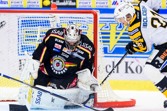 Skellefteås Jimmie Ericsson försöker trycka in pucken