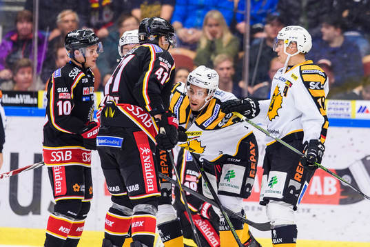 Luleås Ilari Melart sliter tag i Skellefteås Pontus