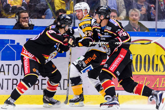Luleås Jonathan Sigalet och Anton Hedman tacklar