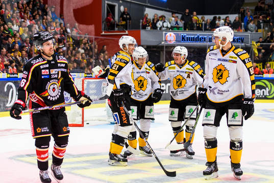 Skellefteå spelarna firar 3-1 målet