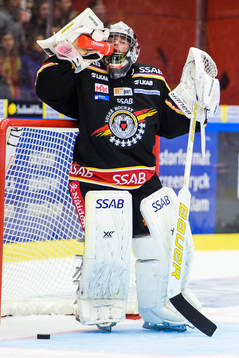 Luleås målvakt Daniel Larsson deppar
