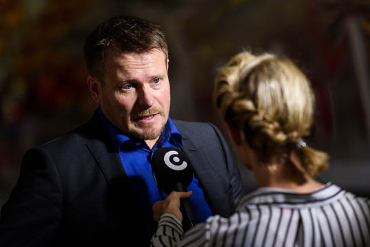 Luleås huvudtränare Joakim Fagervall blir intervjuad av C