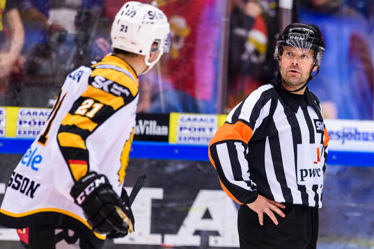 Domare Patrik Sjöberg pratar med Skellefteås Jimmie